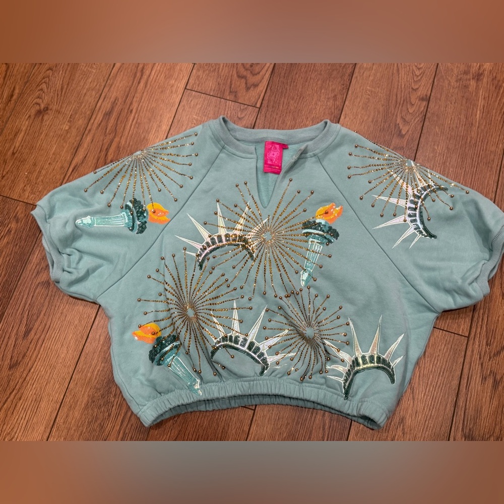 QUEEN OF SPARKLES Green Short sleeve Sweatshirt with Statue of Liberty Design